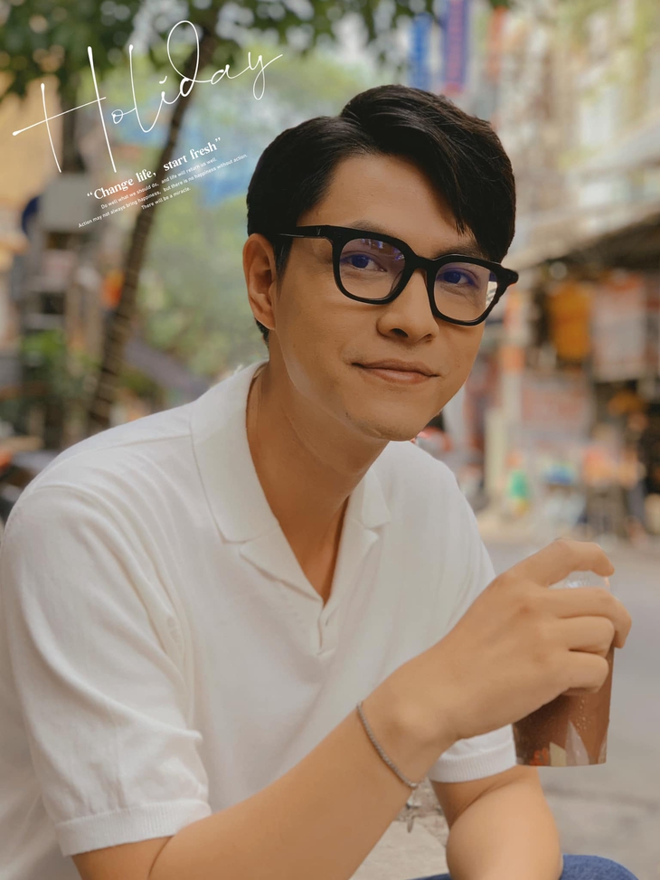 Vẻ điển trai hào hoa ngoài đời thực của 'Đại úy Hào' Tô Dũng phim 'Đấu trí' - Ảnh 7. Vẻ điển trai hào hoa ngoài đời thực của 'Đại úy Hào' Tô Dũng phim 'Đấu trí' - Ảnh 7.