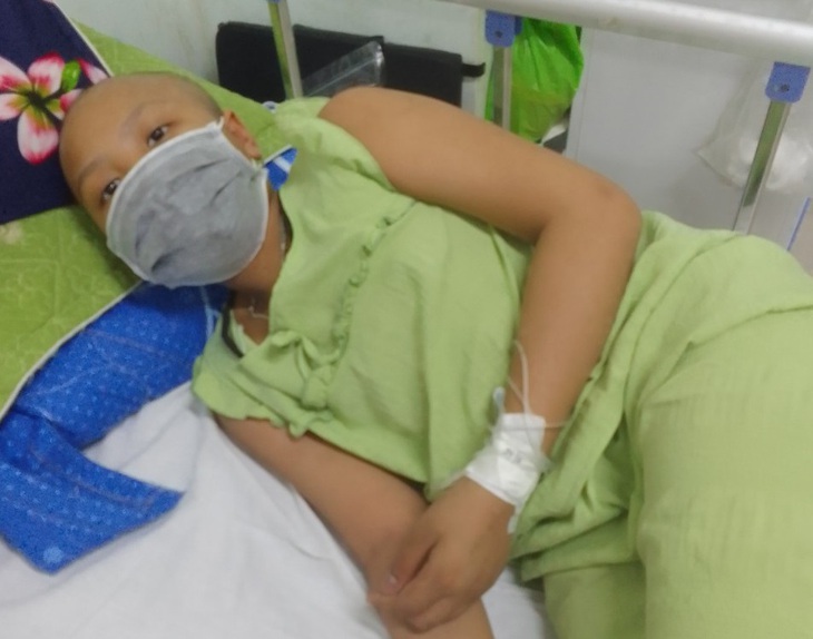 Cháu bé bị u não ác tính, bố mẹ chạy vạy khắp nơi để duy trì sự sống cho con - Ảnh 1. Cháu bé bị u não ác tính, bố mẹ chạy vạy khắp nơi để duy trì sự sống cho con - Ảnh 1.