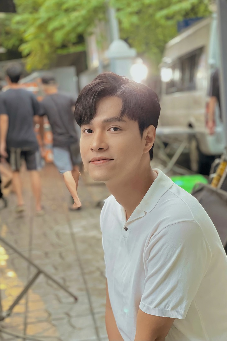 Vẻ điển trai hào hoa ngoài đời thực của 'Đại úy Hào' Tô Dũng phim 'Đấu trí' - Ảnh 6. Vẻ điển trai hào hoa ngoài đời thực của 'Đại úy Hào' Tô Dũng phim 'Đấu trí' - Ảnh 6.
