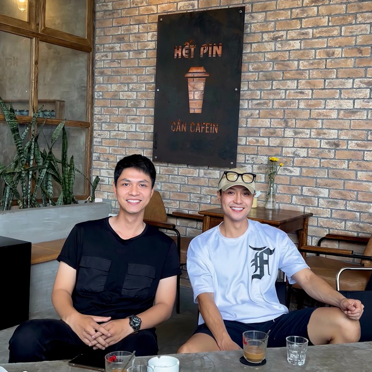 Vẻ điển trai hào hoa ngoài đời thực của 'Đại úy Hào' Tô Dũng phim 'Đấu trí' - Ảnh 4. Vẻ điển trai hào hoa ngoài đời thực của 'Đại úy Hào' Tô Dũng phim 'Đấu trí' - Ảnh 4.