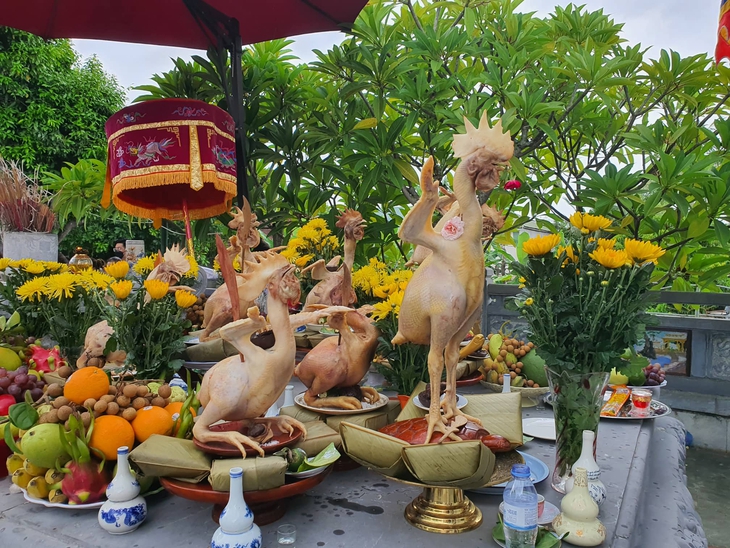 Độc đáo mâm cúng 'gà quỳ, gà bay' ngày rằm tháng 7 ở Hà Tĩnh - Ảnh 8.