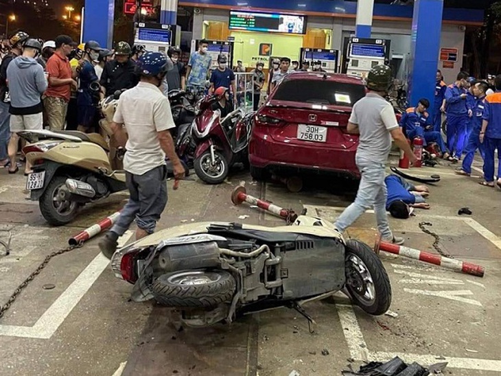Lái xe say rượu lao thẳng vào cây xăng đường Láng làm 8 bị thương - Ảnh 2. Lái xe say rượu lao thẳng vào cây xăng đường Láng làm 8 bị thương - Ảnh 2.
