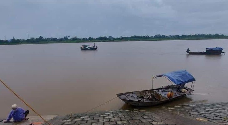 Nỗ lực tìm kiếm các nạn nhân mất tích vụ mẹ nhảy sông cứu con, cháu bất thành trên sông Đào - Ảnh 3. Nỗ lực tìm kiếm các nạn nhân mất tích vụ mẹ nhảy sông cứu con, cháu bất thành trên sông Đào - Ảnh 3.