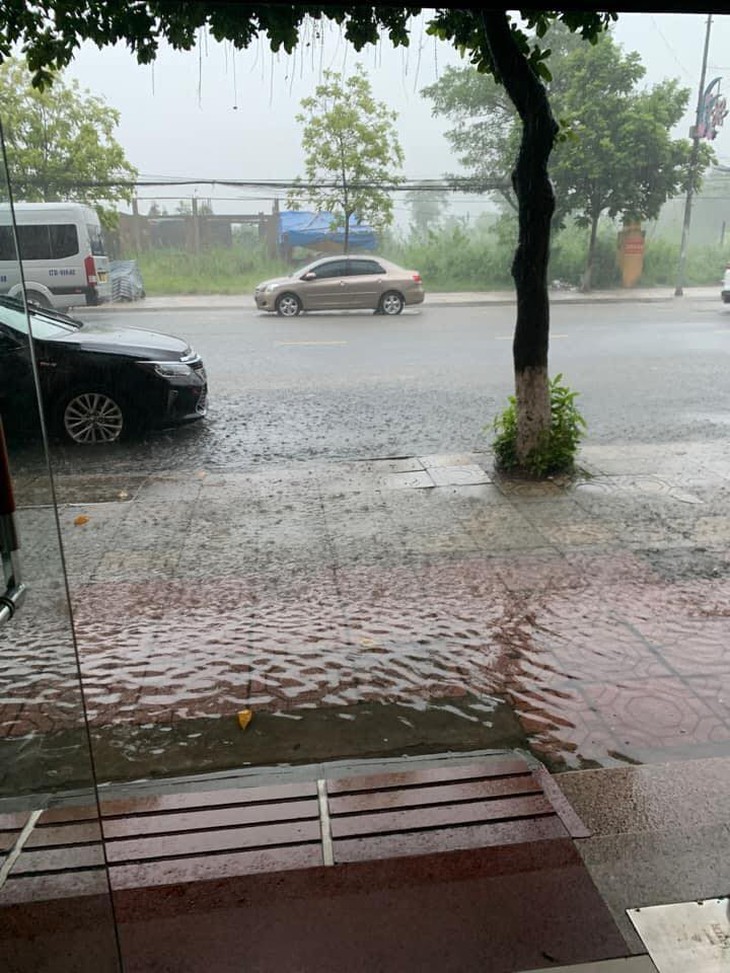 Hà Nội: Nhiều tuyến phố "hóa sông" sau cơn mưa lớn từ sáng sớm - Ảnh 1. Hà Nội: Nhiều tuyến phố "hóa sông" sau cơn mưa lớn từ sáng sớm - Ảnh 1.
