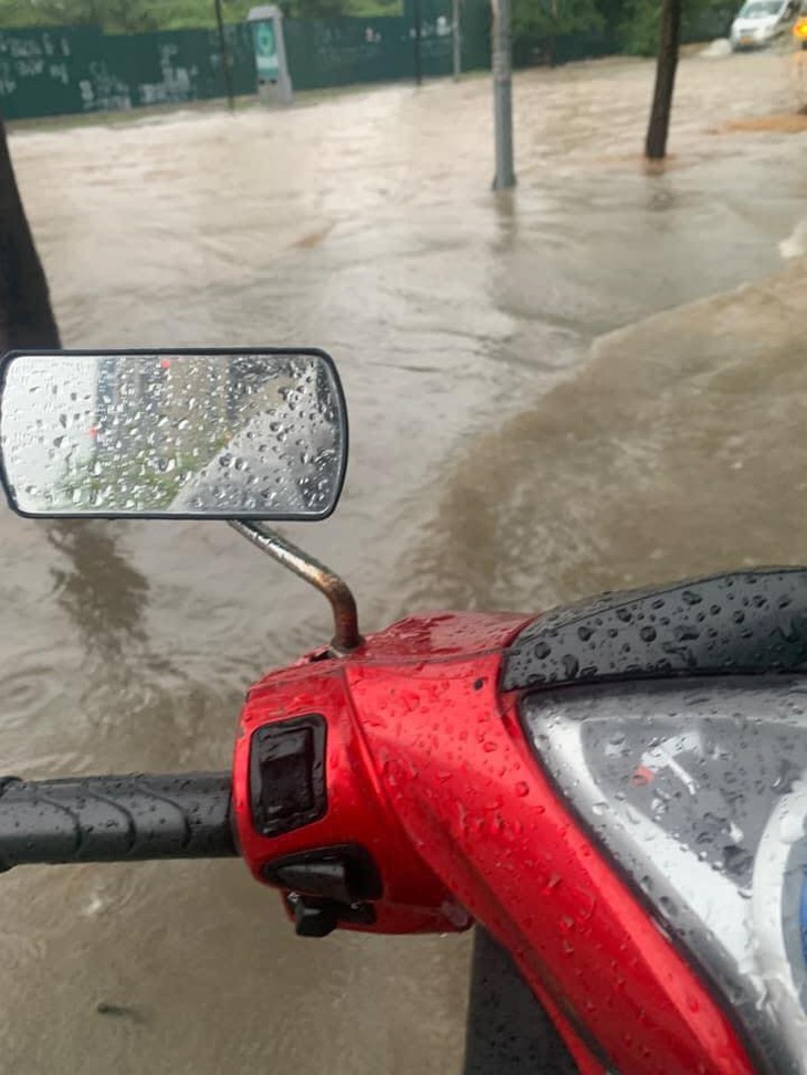 Hà Nội: Nhiều tuyến phố "hóa sông" sau cơn mưa lớn từ sáng sớm - Ảnh 2. Hà Nội: Nhiều tuyến phố "hóa sông" sau cơn mưa lớn từ sáng sớm - Ảnh 2.