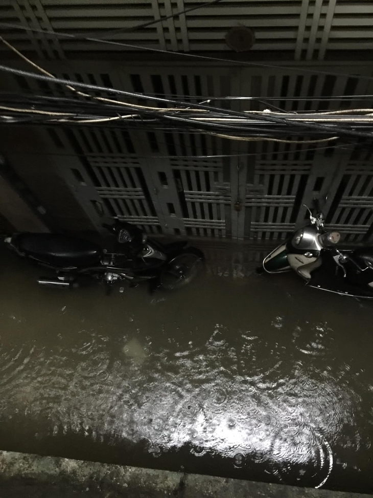 Hà Nội: Nhiều tuyến phố "hóa sông" sau cơn mưa lớn từ sáng sớm - Ảnh 12. Hà Nội: Nhiều tuyến phố "hóa sông" sau cơn mưa lớn từ sáng sớm - Ảnh 12.