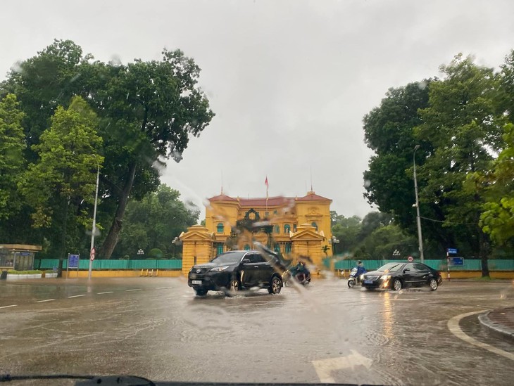 Hà Nội: Nhiều tuyến phố "hóa sông" sau cơn mưa lớn từ sáng sớm - Ảnh 13. Hà Nội: Nhiều tuyến phố "hóa sông" sau cơn mưa lớn từ sáng sớm - Ảnh 13.
