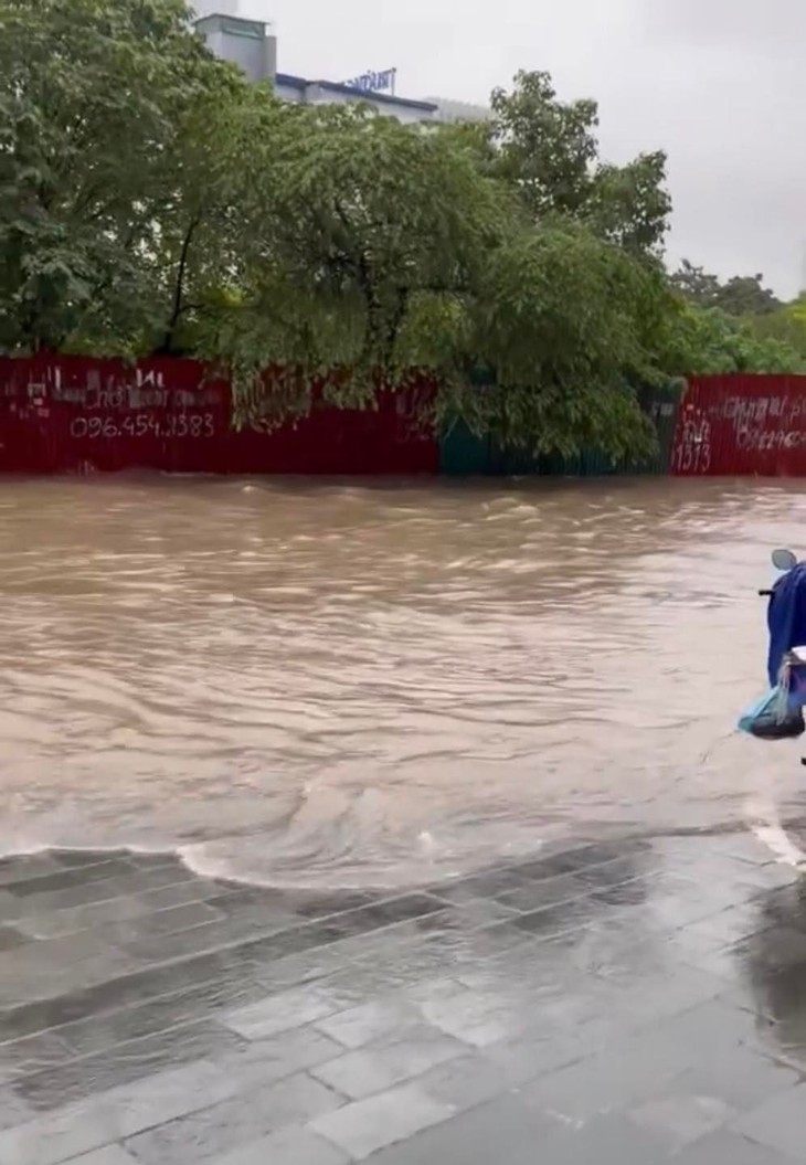 Hà Nội: Nhiều tuyến phố "hóa sông" sau cơn mưa lớn từ sáng sớm - Ảnh 3. Hà Nội: Nhiều tuyến phố "hóa sông" sau cơn mưa lớn từ sáng sớm - Ảnh 3.