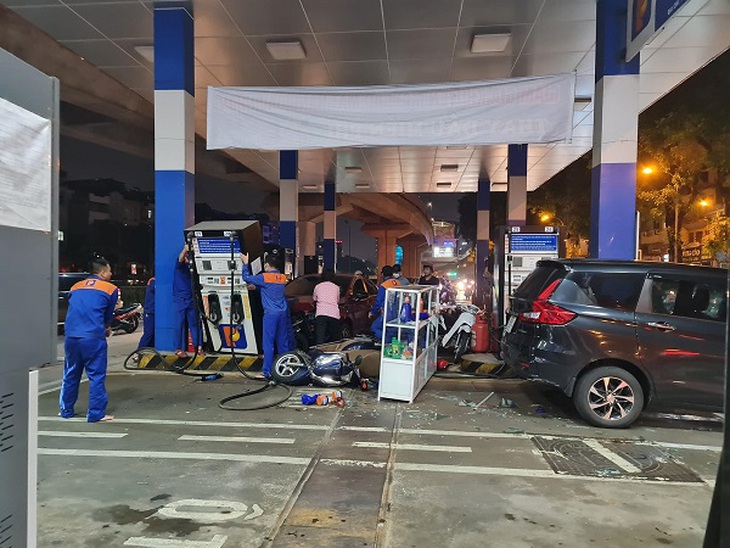 Lái xe say rượu lao thẳng vào cây xăng đường Láng làm 8 bị thương - Ảnh 1. Lái xe say rượu lao thẳng vào cây xăng đường Láng làm 8 bị thương - Ảnh 1.