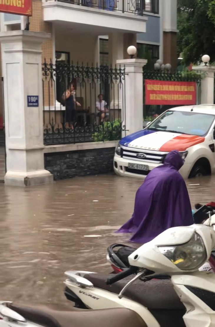 Hà Nội: Nhiều tuyến phố "hóa sông" sau cơn mưa lớn từ sáng sớm - Ảnh 4. Hà Nội: Nhiều tuyến phố "hóa sông" sau cơn mưa lớn từ sáng sớm - Ảnh 4.