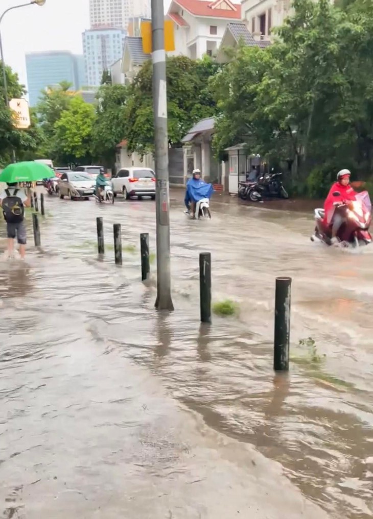 Hà Nội: Nhiều tuyến phố "hóa sông" sau cơn mưa lớn từ sáng sớm - Ảnh 5. Hà Nội: Nhiều tuyến phố "hóa sông" sau cơn mưa lớn từ sáng sớm - Ảnh 5.