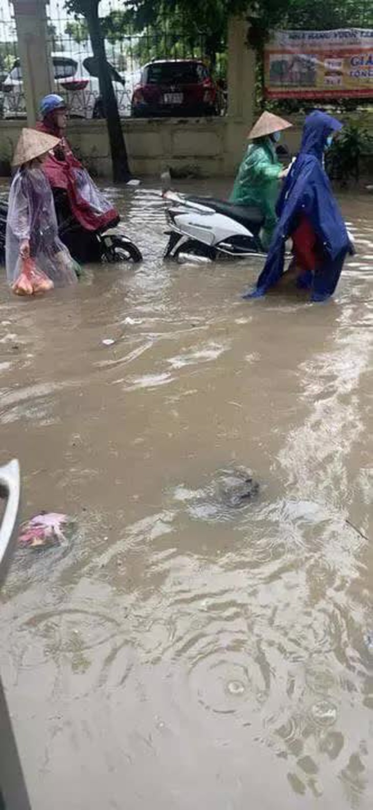 Hà Nội: Nhiều tuyến phố "hóa sông" sau cơn mưa lớn từ sáng sớm - Ảnh 6. Hà Nội: Nhiều tuyến phố "hóa sông" sau cơn mưa lớn từ sáng sớm - Ảnh 6.
