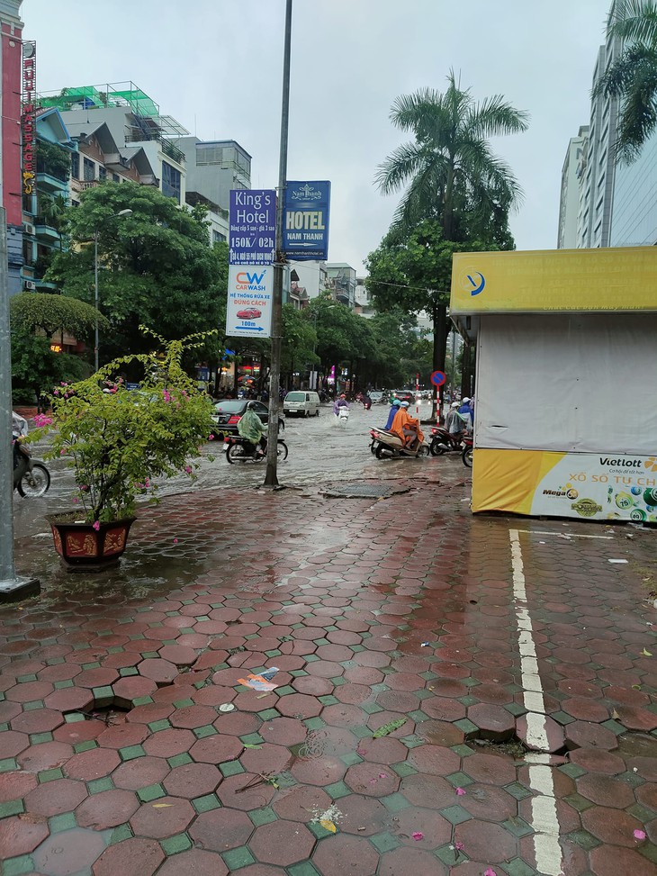 Hà Nội: Nhiều tuyến phố "hóa sông" sau cơn mưa lớn từ sáng sớm - Ảnh 7. Hà Nội: Nhiều tuyến phố "hóa sông" sau cơn mưa lớn từ sáng sớm - Ảnh 7.