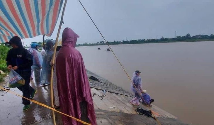 Nỗ lực tìm kiếm các nạn nhân mất tích vụ mẹ nhảy sông cứu con, cháu bất thành trên sông Đào - Ảnh 5. Nỗ lực tìm kiếm các nạn nhân mất tích vụ mẹ nhảy sông cứu con, cháu bất thành trên sông Đào - Ảnh 5.