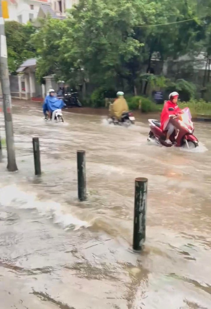 Hà Nội: Nhiều tuyến phố "hóa sông" sau cơn mưa lớn từ sáng sớm - Ảnh 8. Hà Nội: Nhiều tuyến phố "hóa sông" sau cơn mưa lớn từ sáng sớm - Ảnh 8.