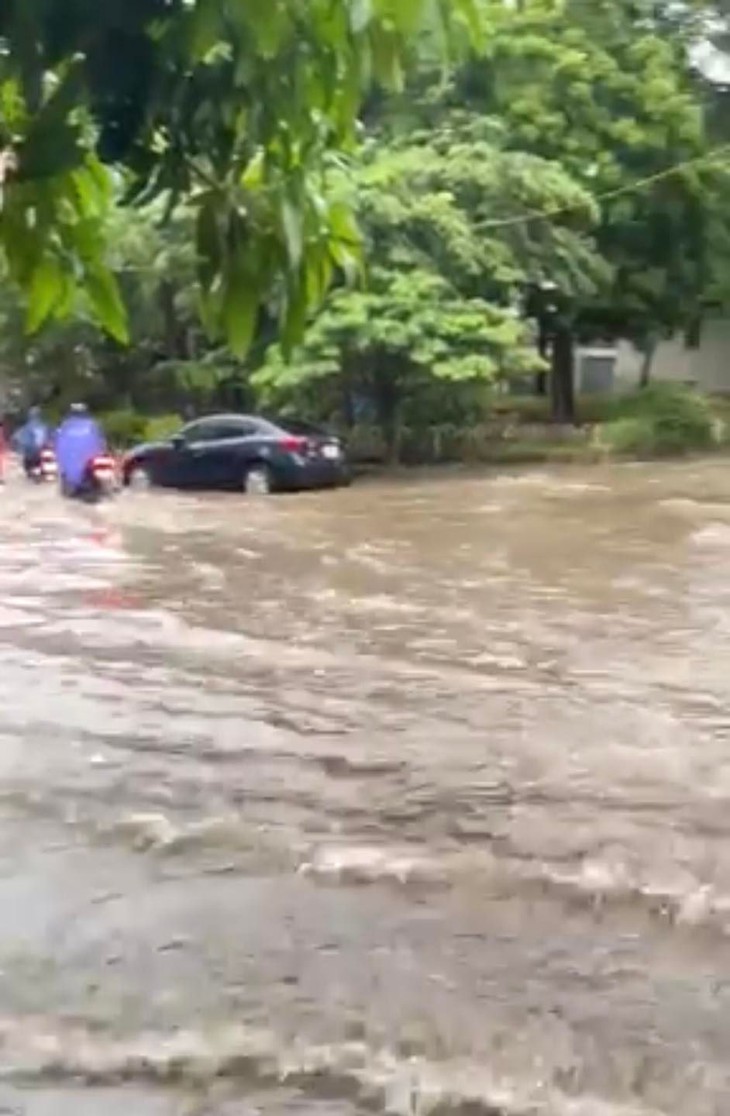 Hà Nội: Nhiều tuyến phố "hóa sông" sau cơn mưa lớn từ sáng sớm - Ảnh 9. Hà Nội: Nhiều tuyến phố "hóa sông" sau cơn mưa lớn từ sáng sớm - Ảnh 9.