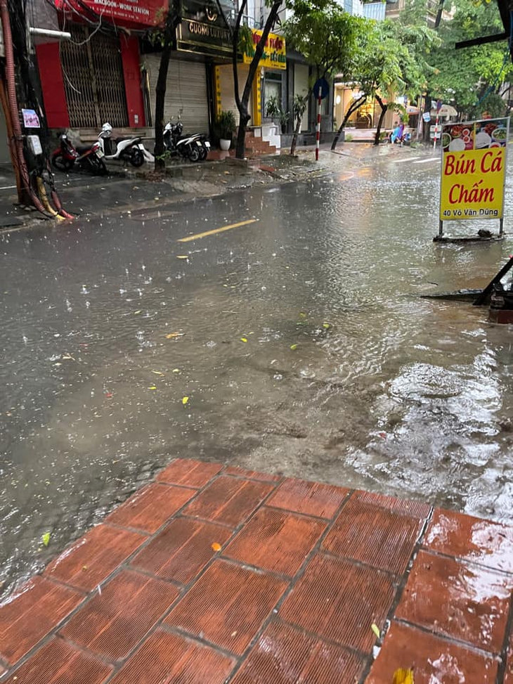 Hà Nội: Nhiều tuyến phố "hóa sông" sau cơn mưa lớn từ sáng sớm - Ảnh 11. Hà Nội: Nhiều tuyến phố "hóa sông" sau cơn mưa lớn từ sáng sớm - Ảnh 11.