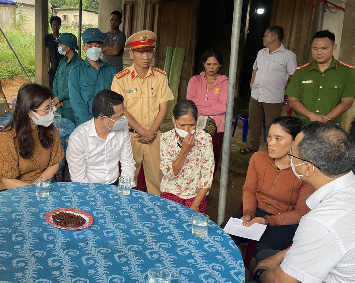 Phút chốc vợ mất chồng, con mất cha sau vụ xe chở keo đổ đèo gây tai nạn thảm khốc trên QL49 - Ảnh 4. Phút chốc vợ mất chồng, con mất cha sau vụ xe chở keo đổ đèo gây tai nạn thảm khốc trên QL49 - Ảnh 4.