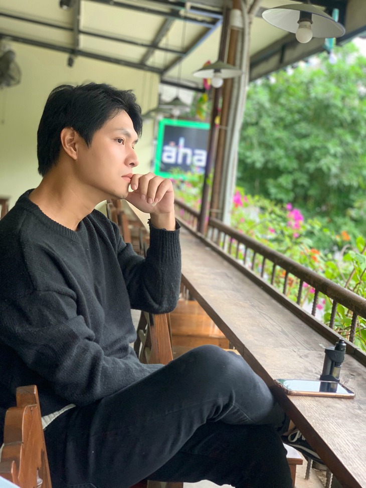 Vẻ điển trai hào hoa ngoài đời thực của 'Đại úy Hào' Tô Dũng phim 'Đấu trí' - Ảnh 9. Vẻ điển trai hào hoa ngoài đời thực của 'Đại úy Hào' Tô Dũng phim 'Đấu trí' - Ảnh 9.