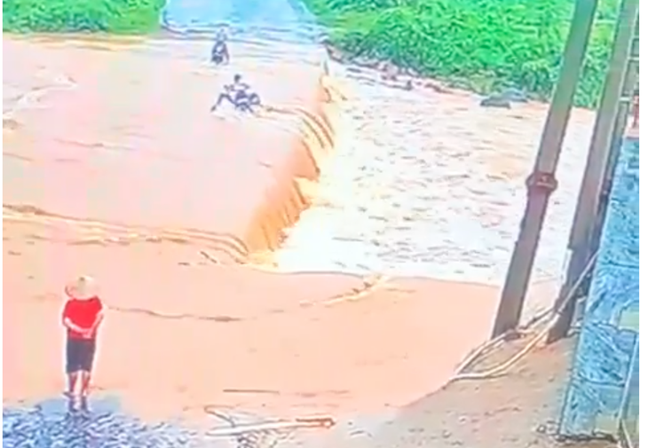 Mưa lớn kéo dài khiến đập tràn ngập sâu, nhiều người bị nước cuốn trôi - Ảnh 5.