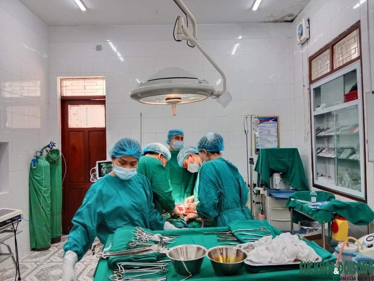 Vượt núi, băng rừng cứu bệnh nhân Lào anh em - Ảnh 1.