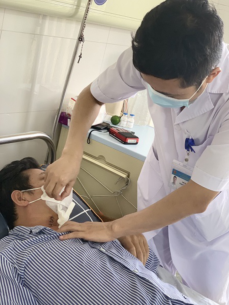 Lấy mảnh gỗ "kẹt" suốt 4 tháng trong đốt sống cổ của người đàn ông - Ảnh 3. Lấy mảnh gỗ "kẹt" suốt 4 tháng trong đốt sống cổ của người đàn ông - Ảnh 3.