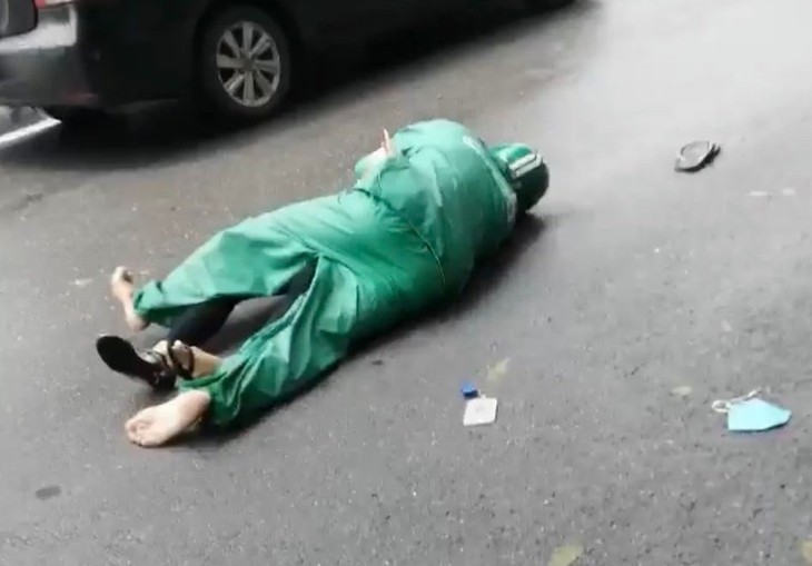 Nghi phạm sát hại người phụ nữ trên phố Hàng Bài rồi đâm dao tự sát đã qua cơn nguy kịch - Ảnh 2.