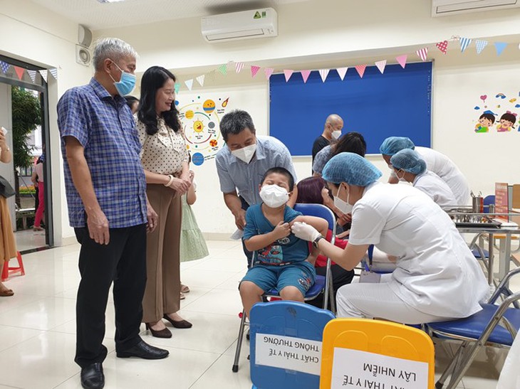 Các quận, huyện tại Hà Nội đồng loạt 'tăng tốc' tiêm vaccine phòng COVID-19 - Ảnh 2. Các quận, huyện tại Hà Nội đồng loạt 'tăng tốc' tiêm vaccine phòng COVID-19 - Ảnh 2.