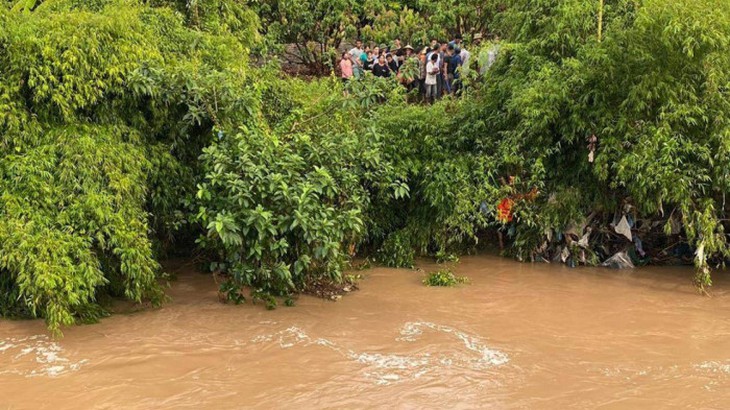 Mưa lớn kéo dài khiến đập tràn ngập sâu, nhiều người bị nước cuốn trôi - Ảnh 6.