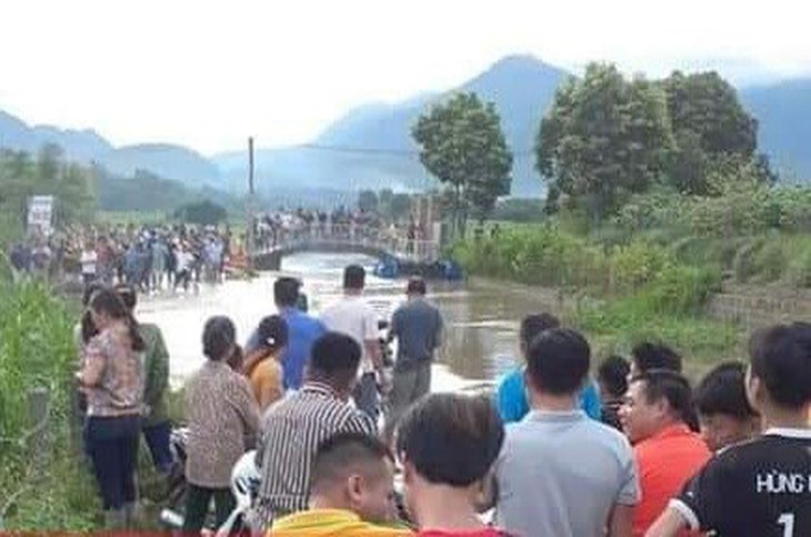 Mưa lớn kéo dài khiến đập tràn ngập sâu, nhiều người bị nước cuốn trôi - Ảnh 4.