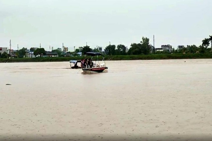 Nỗ lực tìm kiếm các nạn nhân mất tích vụ mẹ nhảy sông cứu con, cháu bất thành trên sông Đào - Ảnh 6. Nỗ lực tìm kiếm các nạn nhân mất tích vụ mẹ nhảy sông cứu con, cháu bất thành trên sông Đào - Ảnh 6.