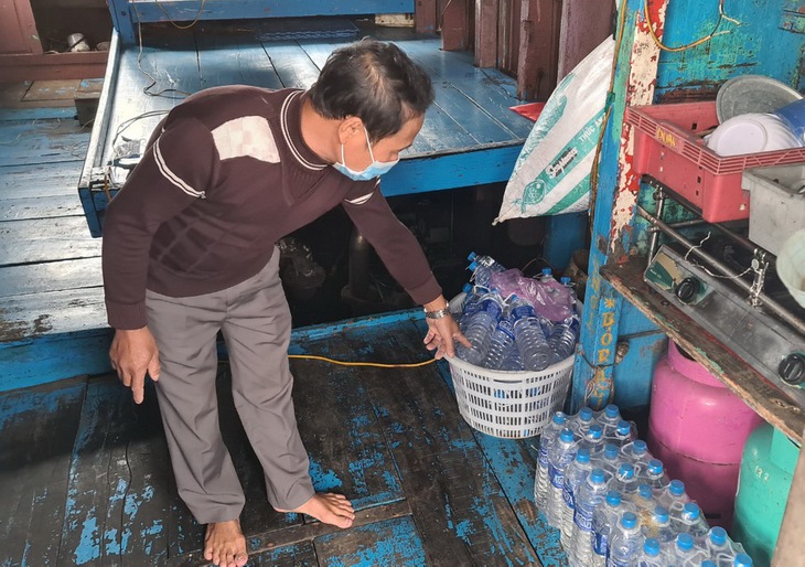 Tàu cá Quảng Bình về bờ hải sản đầy khoang, rác đầy túi để biển không bị ô nhiễm - Ảnh 1. Tàu cá Quảng Bình về bờ hải sản đầy khoang, rác đầy túi để biển không bị ô nhiễm - Ảnh 1.