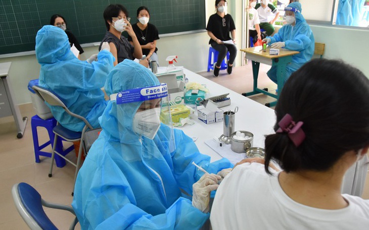 Tổ chức đi từng ngõ, gõ từng nhà, rà từng người để vận động tiêm vaccine phòng COVID-19