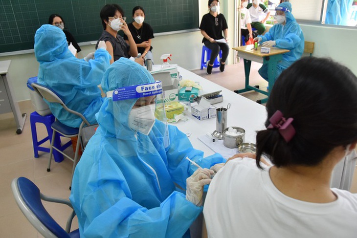 Tổ chức đi từng ngõ, gõ từng nhà, rà từng người để vận động tiêm vaccine phòng COVID-19 - Ảnh 2.