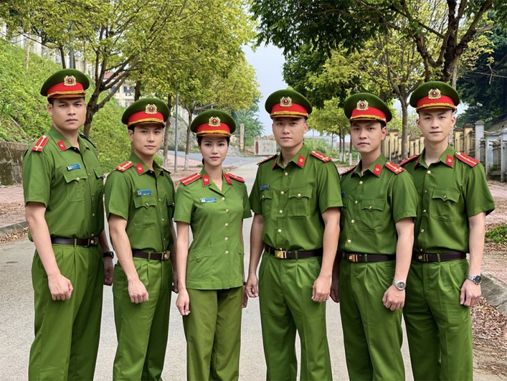 Vẻ điển trai hào hoa ngoài đời thực của 'Đại úy Hào' Tô Dũng phim 'Đấu trí' - Ảnh 2. Vẻ điển trai hào hoa ngoài đời thực của 'Đại úy Hào' Tô Dũng phim 'Đấu trí' - Ảnh 2.