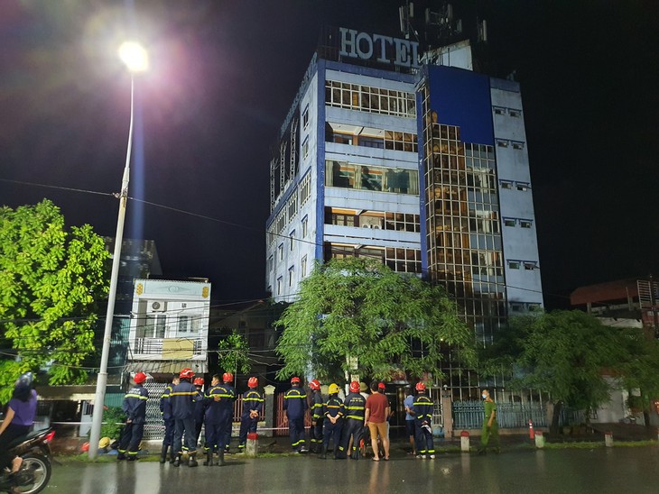 Hải Phòng: Cận cảnh khối nhà thuộc khách sạn Hải Yến bị đổ sập trong đêm - Ảnh 9. Hải Phòng: Cận cảnh khối nhà thuộc khách sạn Hải Yến bị đổ sập trong đêm - Ảnh 9.