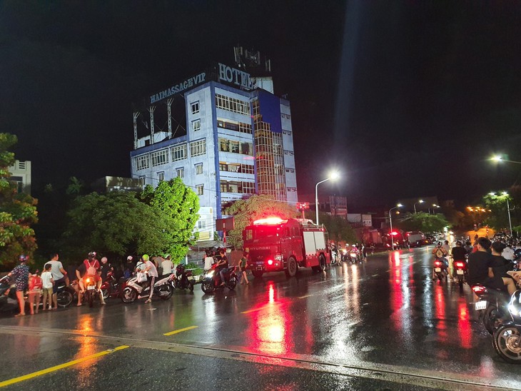 Hải Phòng: Cận cảnh khối nhà thuộc khách sạn Hải Yến bị đổ sập trong đêm - Ảnh 1. Hải Phòng: Cận cảnh khối nhà thuộc khách sạn Hải Yến bị đổ sập trong đêm - Ảnh 1.
