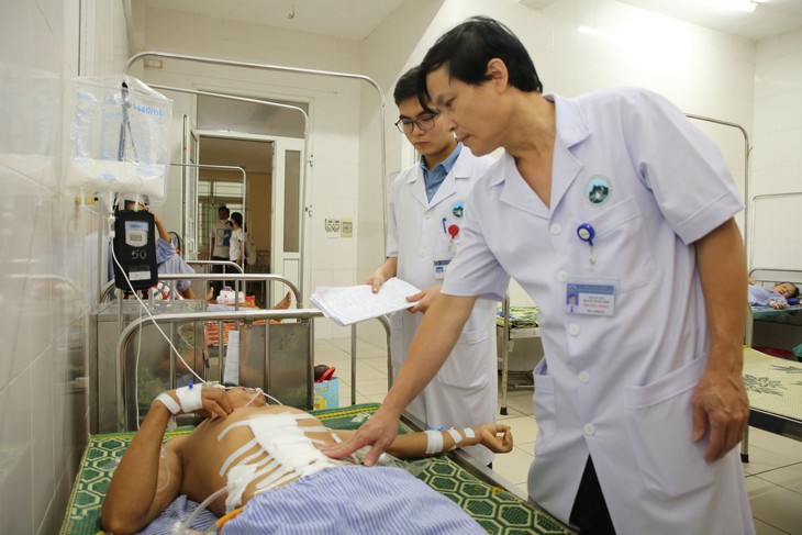 Cứu sống bệnh nhân sốc mất máu do vật nhọn đâm thấu bụng - Ảnh 1. Cứu sống bệnh nhân sốc mất máu do vật nhọn đâm thấu bụng - Ảnh 1.