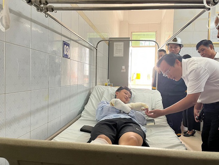 Thăm hỏi chiến sĩ công an bị thương khi làm nhiệm vụ chữa cháy rạng sáng - Ảnh 3. Thăm hỏi chiến sĩ công an bị thương khi làm nhiệm vụ chữa cháy rạng sáng - Ảnh 3.