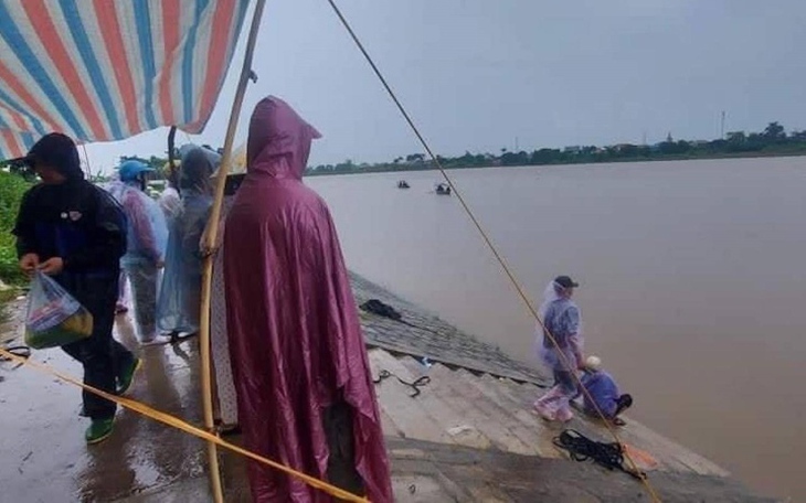 Xóm làng quyên góp kinh phí tìm kiếm người phụ nữ nhảy xuống sông Đào cứu con, cháu nhưng bất thành