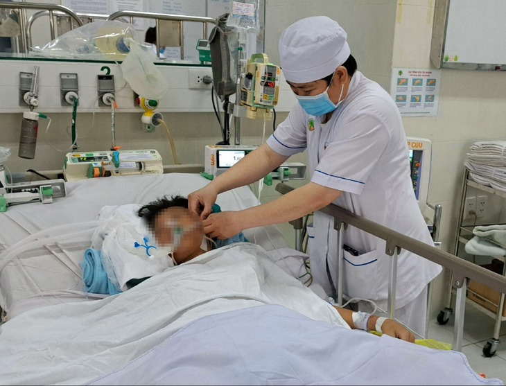 Đi bơi cùng nhau, 2 bé trai ngạt nước nguy kịch  - Ảnh 1.