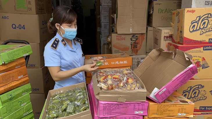 Cận kề Tết Trung thu, mua hàng chục nghìn bánh Trung thu trôi nổi trên thị trường về bán - Ảnh 3. Cận kề Tết Trung thu, mua hàng chục nghìn bánh Trung thu trôi nổi trên thị trường về bán - Ảnh 3.