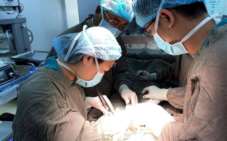 Sản phụ có thai ngoài tử cung nằm ở... đại tràng ngang hiếm gặp
