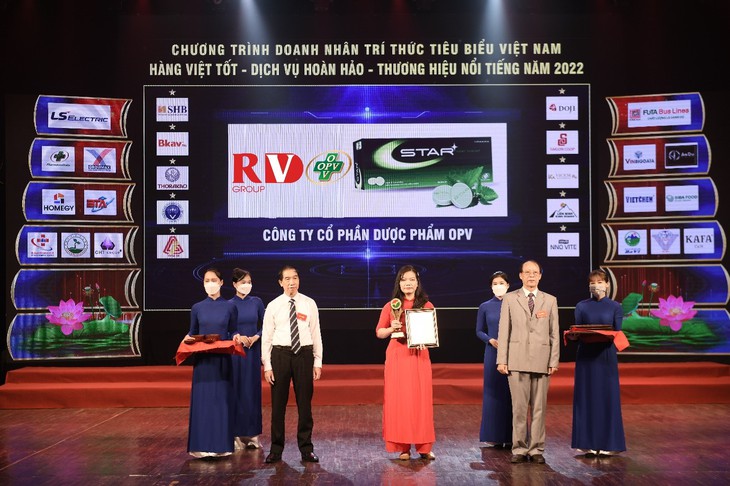 viên ngậm đau họng đầu tiên được vinh danh Top 10 thương hiệu hàng việt tốt năm 2022 - Ảnh 1. viên ngậm đau họng đầu tiên được vinh danh Top 10 thương hiệu hàng việt tốt năm 2022 - Ảnh 1.