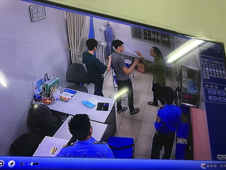 Bạo hành nhân viên y tế: Cần làm gì để ngăn chặn vấn nạn này? Bài 3: Cần xem hành vi tấn công nhân viên y tế là chống người thi hành công vụ - Ảnh 2.