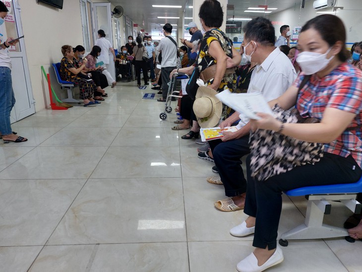 Bạo hành nhân viên y tế: Cần làm gì để ngăn chặn vấn nạn này? Bài 1: Bác sĩ làm việc hết công suất - Ảnh 1. Bạo hành nhân viên y tế: Cần làm gì để ngăn chặn vấn nạn này? Bài 1: Bác sĩ làm việc hết công suất - Ảnh 1.