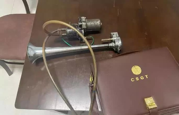 Quảng Ninh yêu cầu chùa Ba Vàng gỡ bỏ clip cúng dường nhận tiền; xử lý nghiêm nữ hành khách đứng lên băng chuyền hành lý sân bay - Ảnh 4. Quảng Ninh yêu cầu chùa Ba Vàng gỡ bỏ clip cúng dường nhận tiền; xử lý nghiêm nữ hành khách đứng lên băng chuyền hành lý sân bay - Ảnh 4.