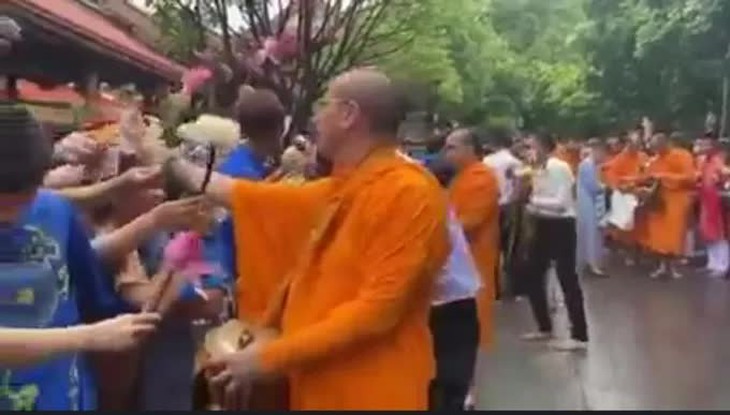 Quảng Ninh yêu cầu chùa Ba Vàng gỡ bỏ clip cúng dường nhận tiền; xử lý nghiêm nữ hành khách đứng lên băng chuyền hành lý sân bay - Ảnh 1. Quảng Ninh yêu cầu chùa Ba Vàng gỡ bỏ clip cúng dường nhận tiền; xử lý nghiêm nữ hành khách đứng lên băng chuyền hành lý sân bay - Ảnh 1.
