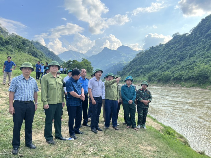Tìm thấy 5 thi thể vụ lật thuyền trên sông Chảy - Ảnh 6. Tìm thấy 5 thi thể vụ lật thuyền trên sông Chảy - Ảnh 6.