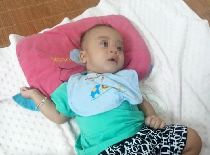 Bé trai 5 tháng tuổi bị người đi ô tô bỏ rơi ven quốc lộ 17 - Ảnh 1.